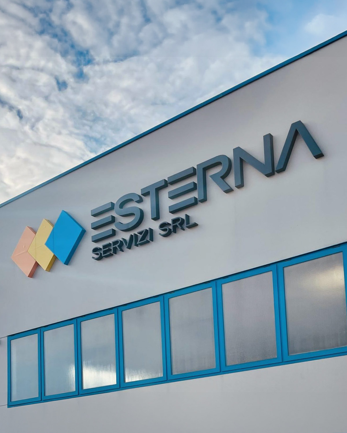 Ogni azienda ha bisogno di un ambiente efficiente, organizzato e sempre operativo. Esterna Servizi nasce per questo: progettare e coordinare servizi integrati che permettono alle organizzazioni di lavorare meglio, con più continuità e meno complessità. Non siamo solo un fornitore di servizi.Siamo il partner che prende in carico ciò che serve, coordina ogni elemento e crea valore attraverso un’organizzazione precisa e affidabile.