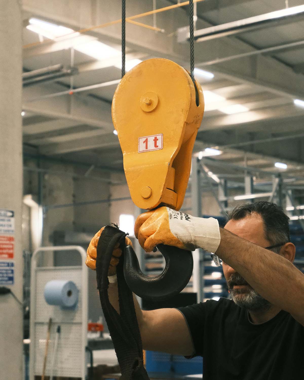 Esterna Servizi garantisce servizi di movimentazione interna ed esterna delle merci con la massima professionalità. Contribuiamo attivamente alla gestione di magazzini industriali e commerciali, alle attività di picking, di imballo, al controllo qualità, all'inventariazione e allo scarico e carico delle merci. L'esperienza pluriennale, le specifiche competenze organizzative e la professionalità delle nostre risorse ci permettono di offrire servizi di movimentazione prodotti in un'ottica di eccellenza operativa che esprime una garanzia di qualità per il cliente.